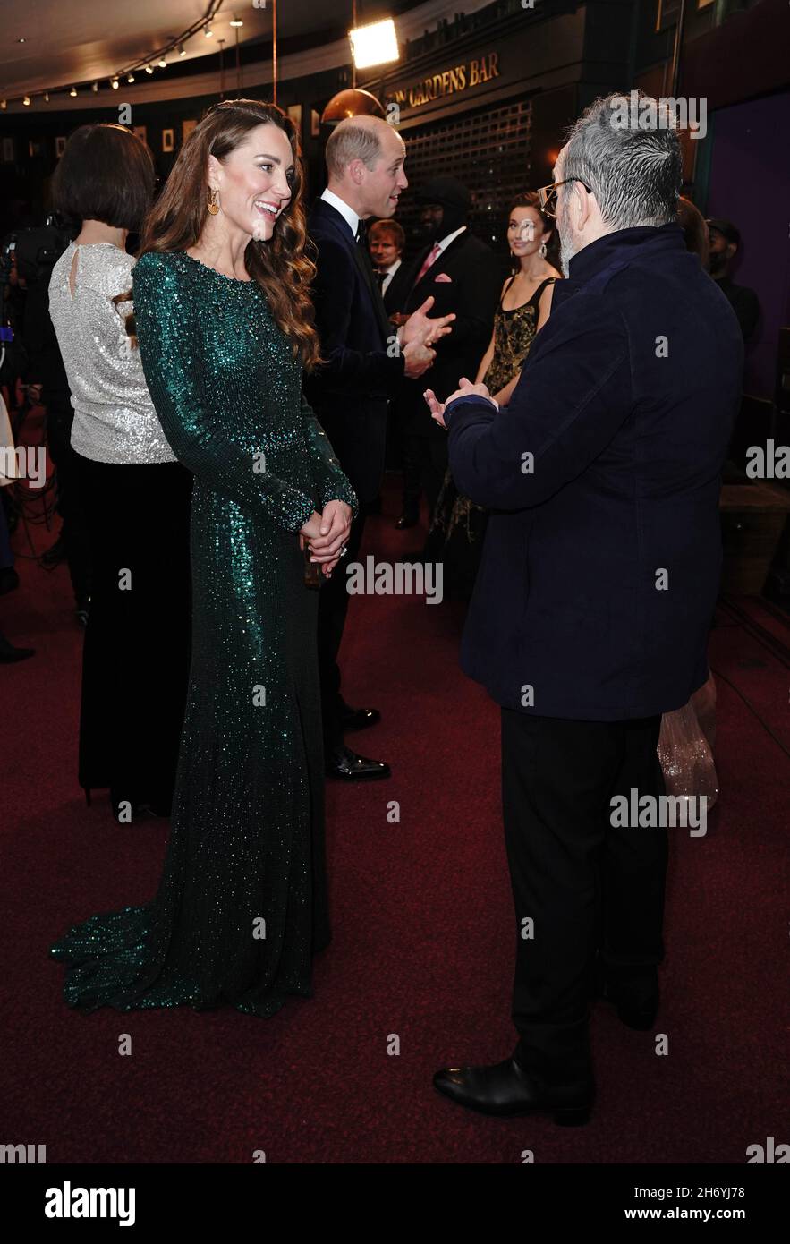 La duchesse de Cambridge parlant à Elvis Costello après la Royal Variety Performance au Royal Albert Hall, Londres.Date de la photo: Jeudi 18 novembre 2021. Banque D'Images