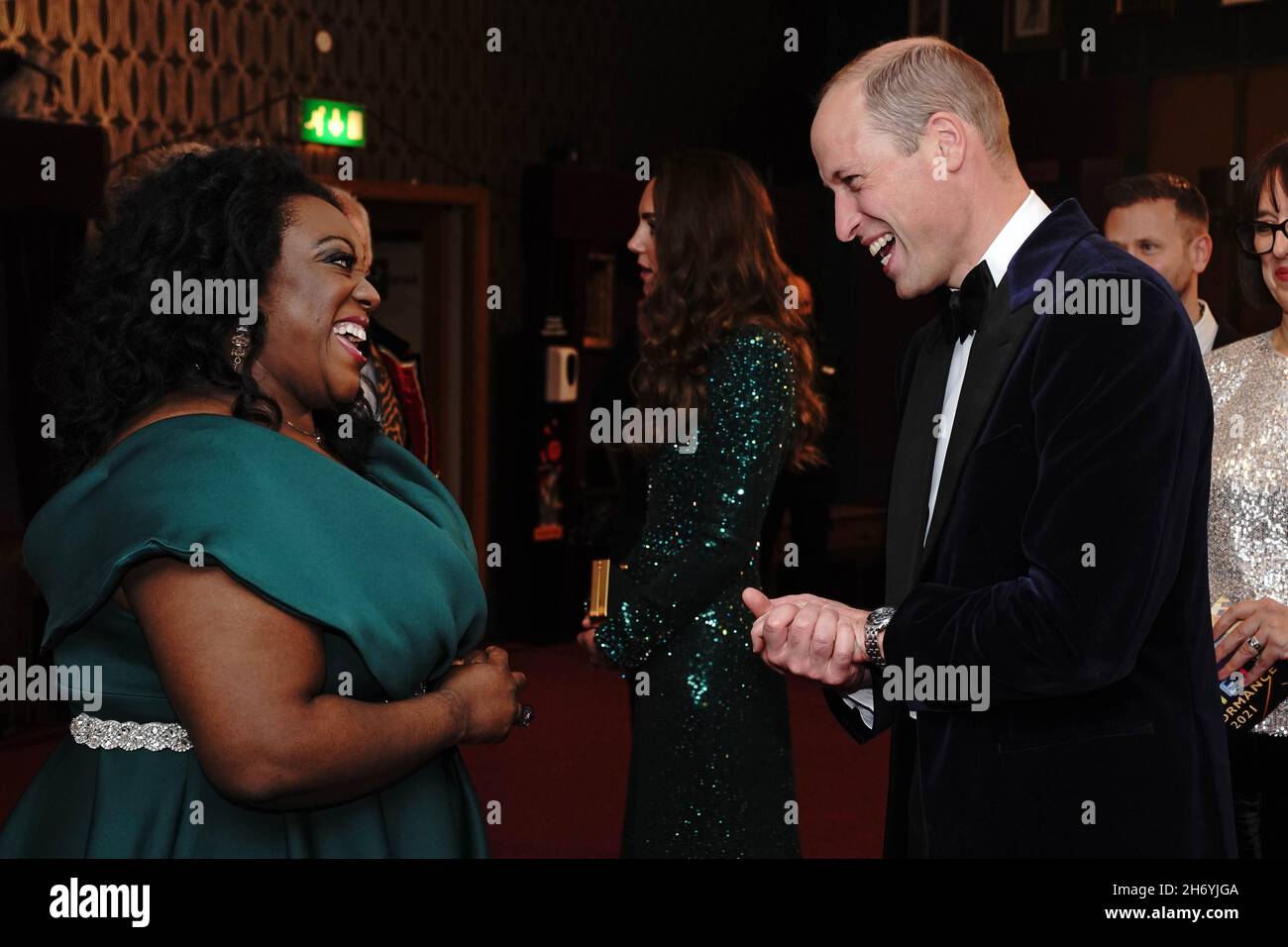 Le duc de Cambridge s'est exprimé devant Judi Love après la Royal Variety Performance au Royal Albert Hall, Londres.Date de la photo: Jeudi 18 novembre 2021. Banque D'Images