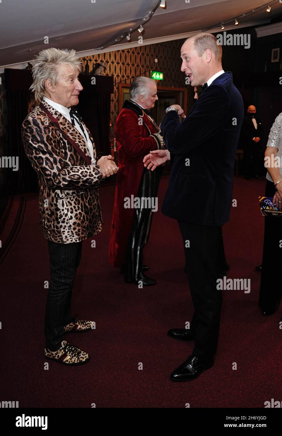Le duc de Cambridge (à droite) parlant à Rod Stewart après la Royal Variety Performance au Royal Albert Hall, Londres.Date de la photo: Jeudi 18 novembre 2021. Banque D'Images