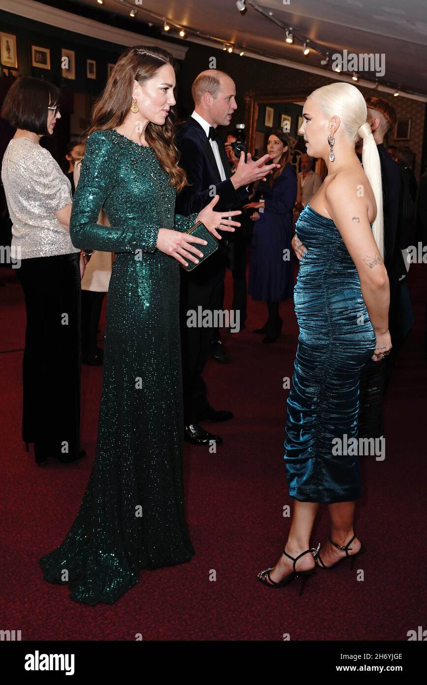 La duchesse de Cambridge (à gauche) parlant à Anne-Marie après la Royal Variety Performance au Royal Albert Hall, Londres.Date de la photo: Jeudi 18 novembre 2021. Banque D'Images