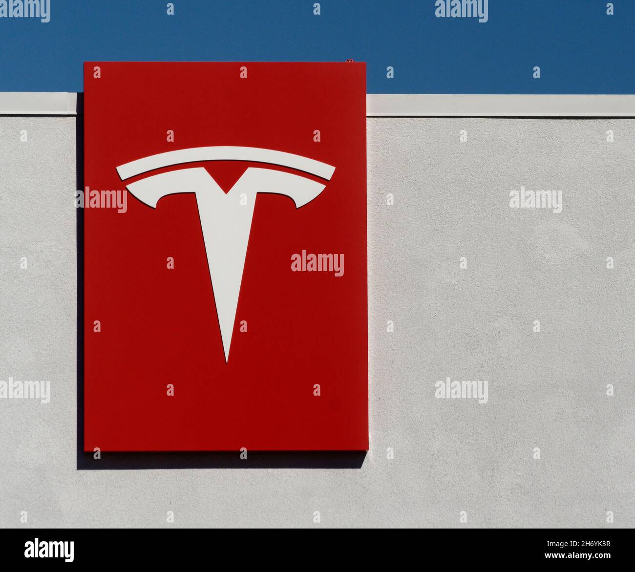 Logo et signalisation Tesla à l'extérieur d'un concessionnaire et d'un garage de service Tesla à Santa Fe, Nouveau-Mexique. Banque D'Images