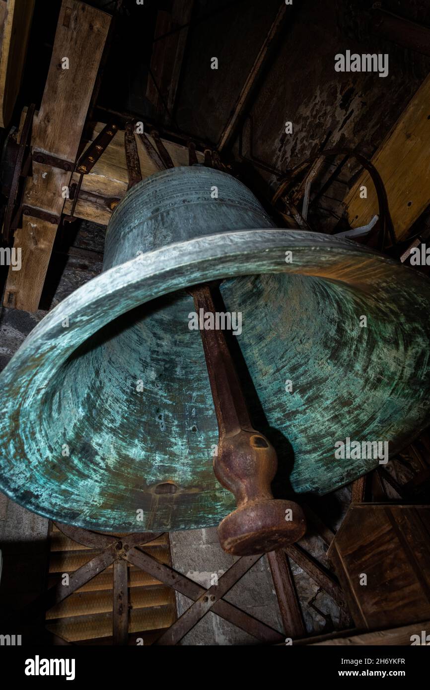 Ancienne et belle cloche dans une église française avec beffroi en bois Banque D'Images Ancienne et belle cloche dans une église française avec beffroi en bois Banque D'Images