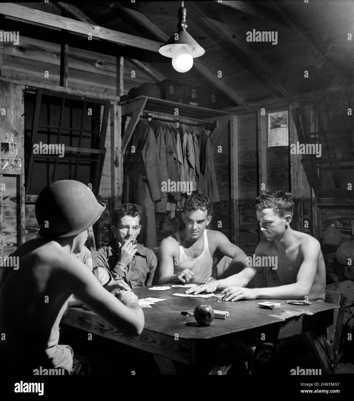 Hommes de la Quartermaster Truck Company du 25e Service Group jouant un jeu de cartes dans l'une des casernes, Air Service Command, Greenville, Caroline du Sud, États-Unis,Par Jack Delano, administration américaine de la sécurité agricole, U.S. Office of War information Photograph Collection, juillet 1943 Banque D'Images