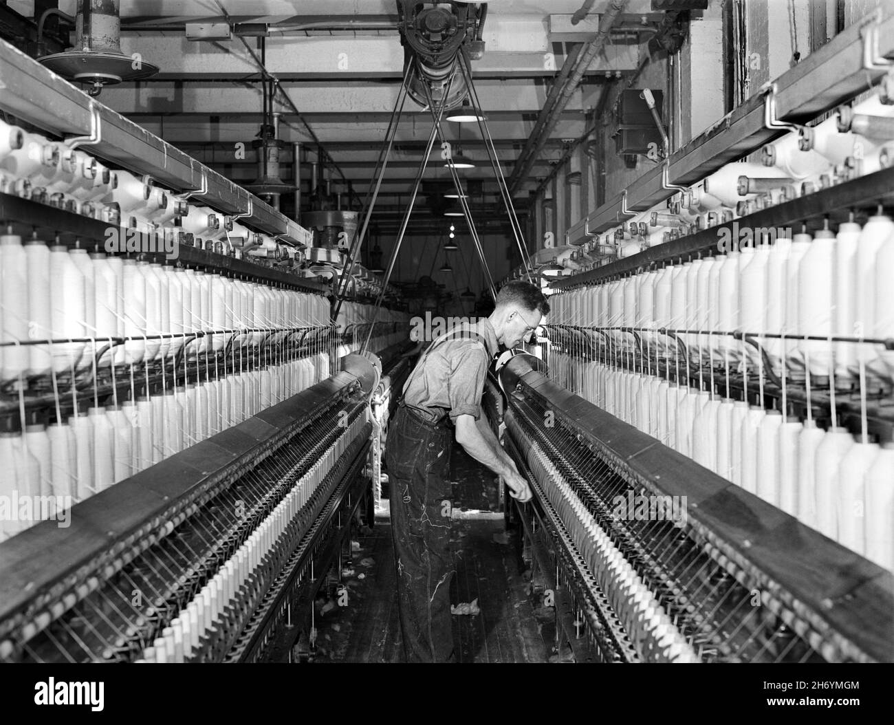 Travailleur à l'usine de coton Mary-Leila, Greensboro, Géorgie, États-Unis, Jack Delano,U.S. Farm Security Administration, U.S. Office of War information Photograph Collection, octobre 1941 Banque D'Images