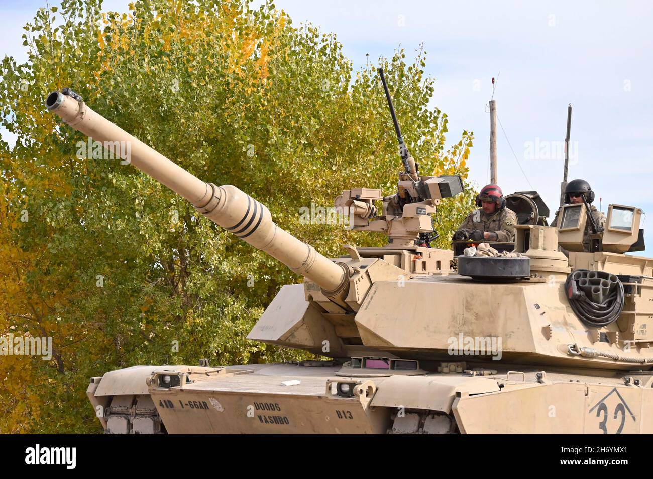 Fort Carson, Colorado, États-Unis.21 octobre 2021.Les soldats affectés à la Compagnie de combat, 1er Bataillon, 66e Bataillon d'armure, 3e équipe de combat de la Brigade blindée, 4e Division d'infanterie mettent en scène leurs chars principaux M1A2 Abrams sur la ligne de préparation pour la table d'artillerie IV à fort Carson, Colorado, le 21 octobre 2021.Crédit: Armée américaine/ZUMA Press Wire Service/ZUMAPRESS.com/Alamy Live News Banque D'Images