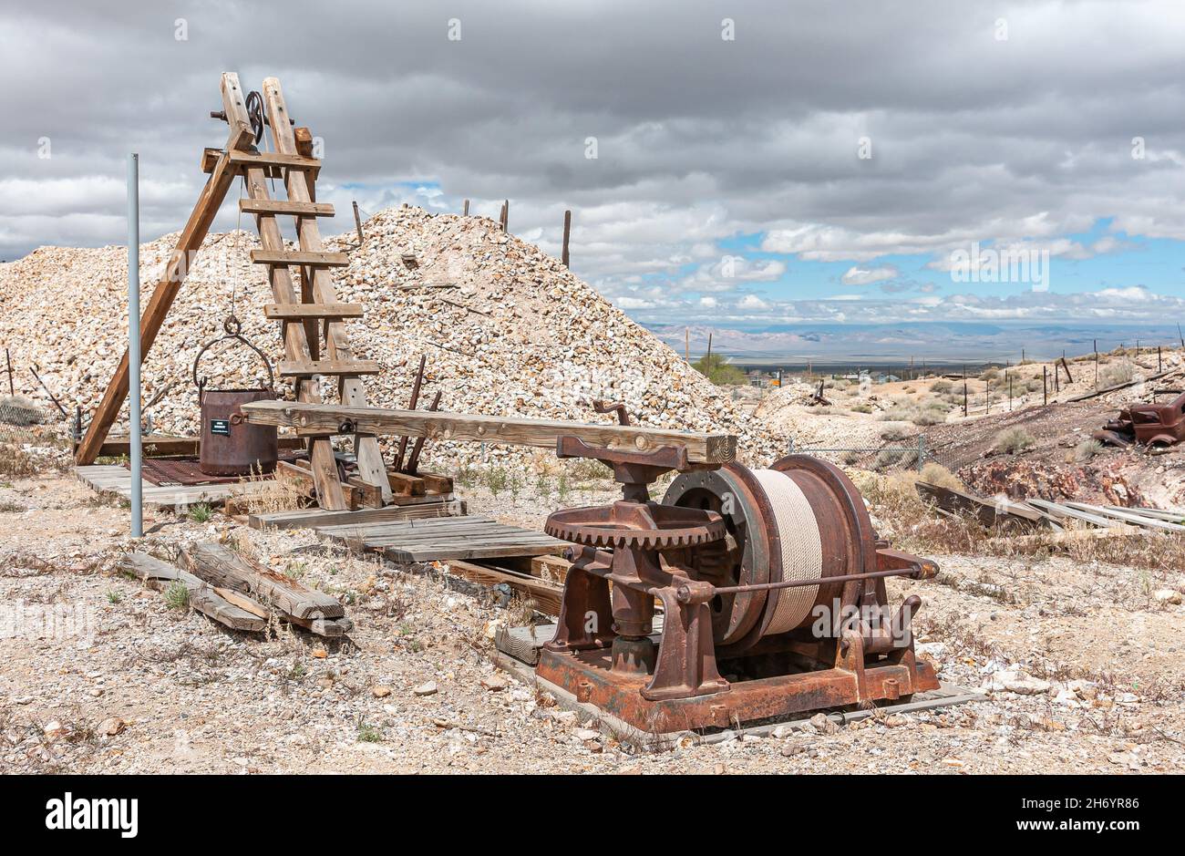 Tonopah, Nevada, États-Unis - 18 mai 2011 : parc minier historique.Gros plan sur un système élévateur à petit arbre destiné à évacuer les déchets de roche sous un ciel nuageux gris. Banque D'Images