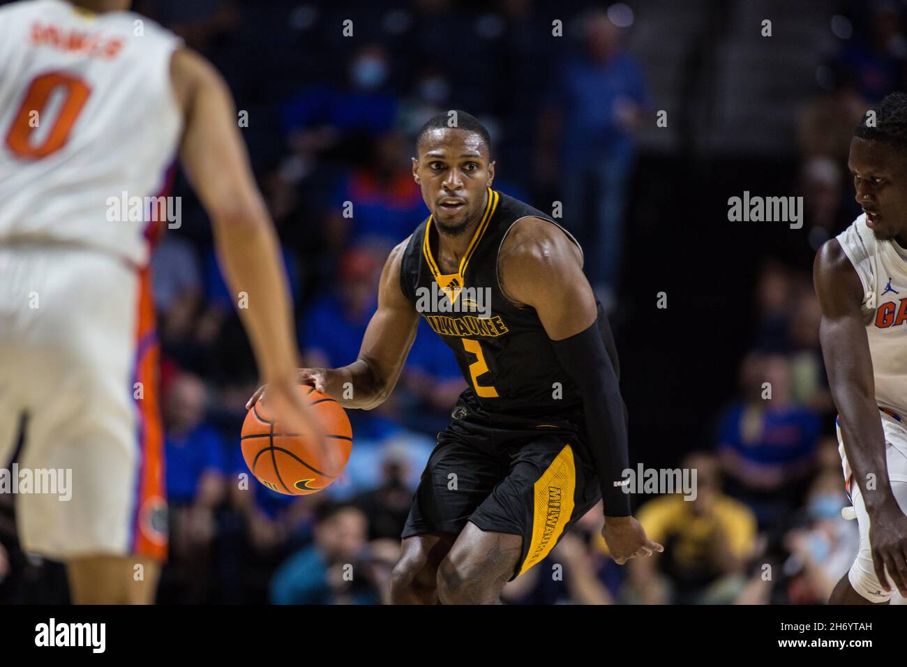 18 novembre 2021: Milwaukee Panthers garde Jordan Lathon (2) dribbles la balle pendant le match de basket-ball NCAA entre les Milwaukee Panthers et les Florida Gators à Stephen C. O'Connell Centre Gainesville, FL.Jonathan Huff/CSM Banque D'Images