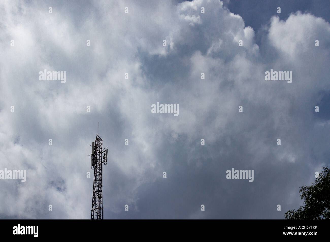 La station de l'émetteur-récepteur de base a atteint des zones sous-développées pour ouvrir le signal du réseau de télécommunications.Selo, Boyolali Central Java. Banque D'Images