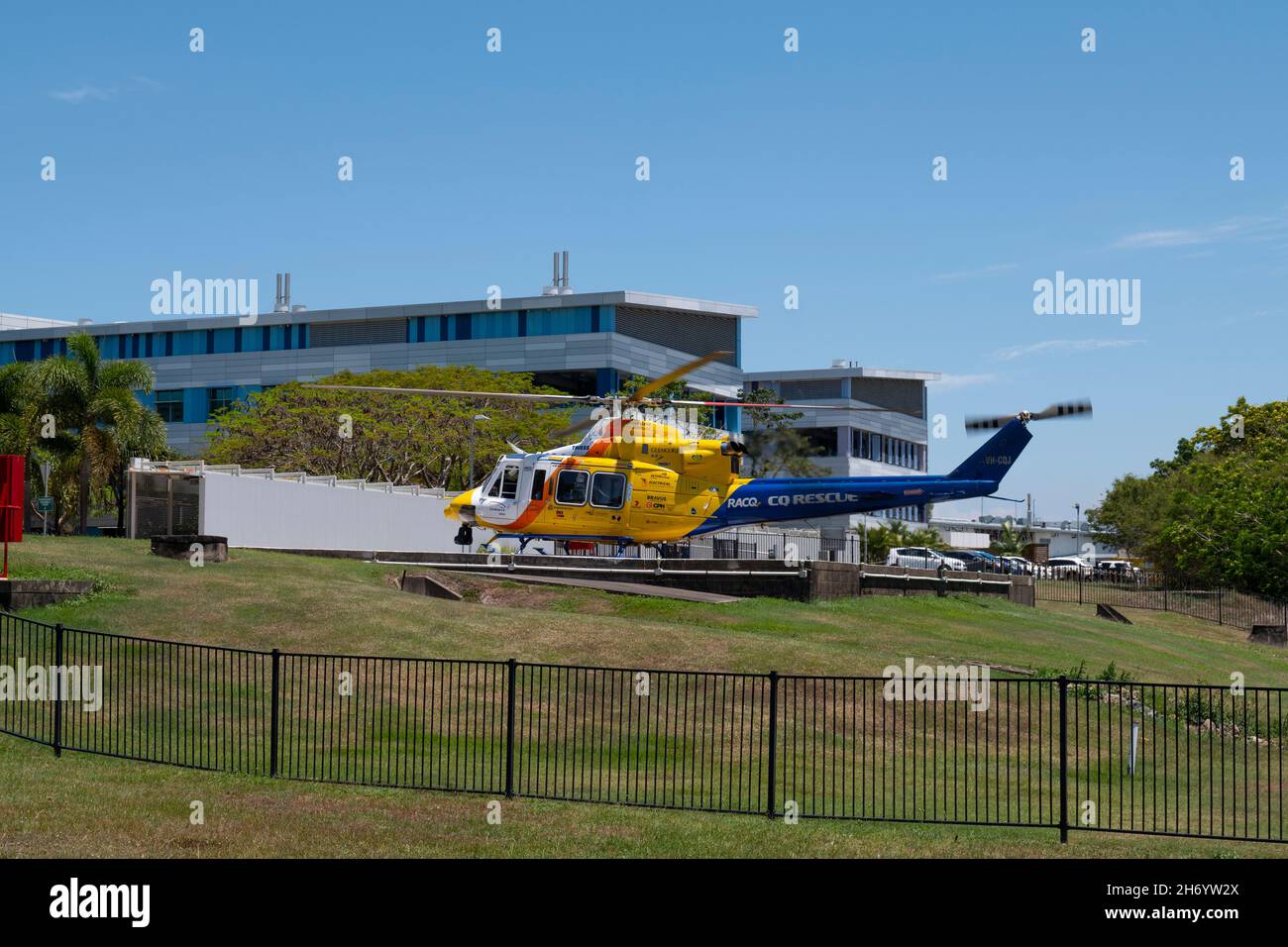Hélicoptère de sauvetage CQ au départ de l'hôpital de la base de Mackay à Mackay, Queensland, Australie Banque D'Images