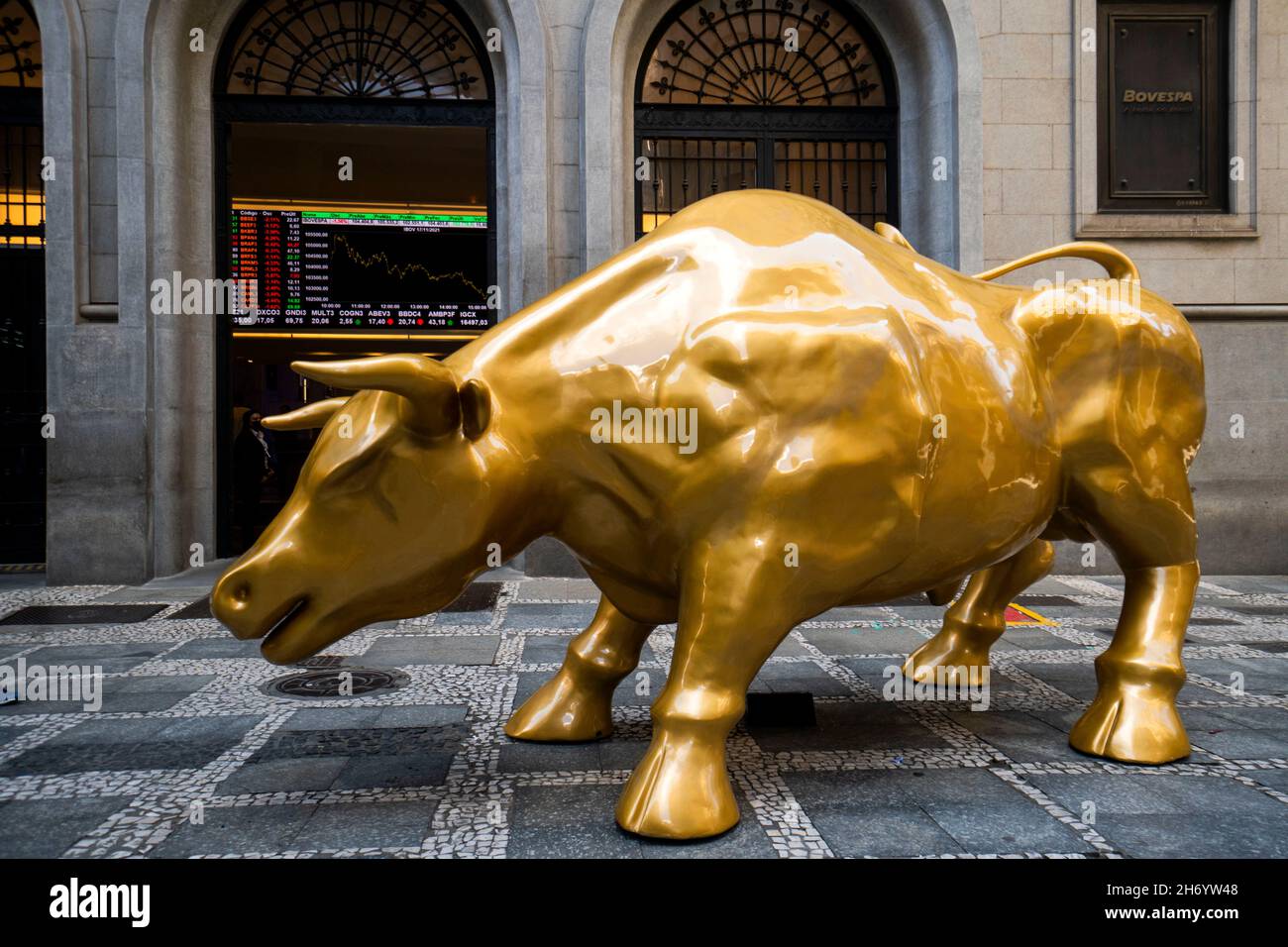18 novembre 2021, São Paulo, São Paulo, Brésil: Les gens posent à côté de la statue ''Charging Bull'' (connue sous le nom de Wall Street Bull) en face du siège de la Bourse de Sao Paulo (B3), à Sao Paulo, Brésil, le 18 novembre 2021 (Credit image: © Cris Faga/ZUMA Press Wire) Banque D'Images
