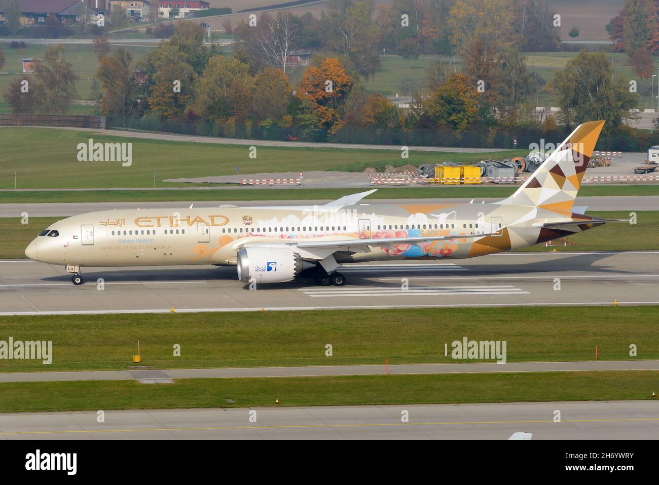 Etihad Airways Boeing 787-9 Dreamliner au départ de l'aéroport de Zurich.Les avions ont choisi la décoration spéciale de Thaïlande.Etihad 787 avion. Banque D'Images