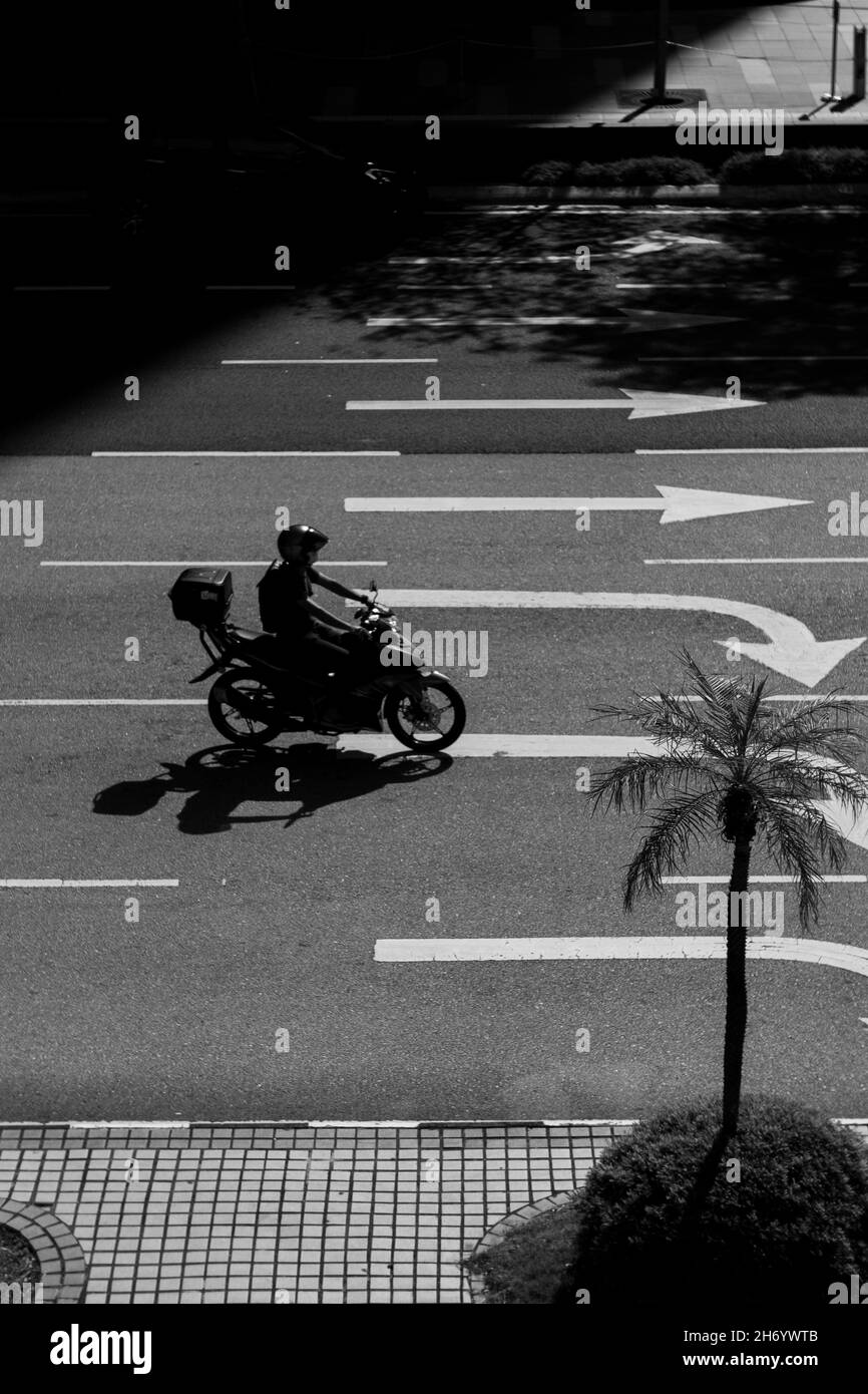 Photo panoramique en noir et blanc d'une personne sur la moto sur une route Banque D'Images