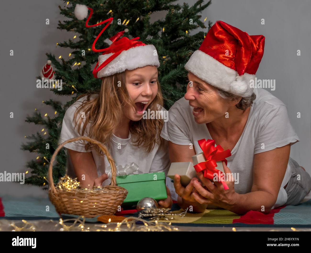 Fille aînée et adolescente donnant des cadeaux de Noël ensemble Banque D'Images