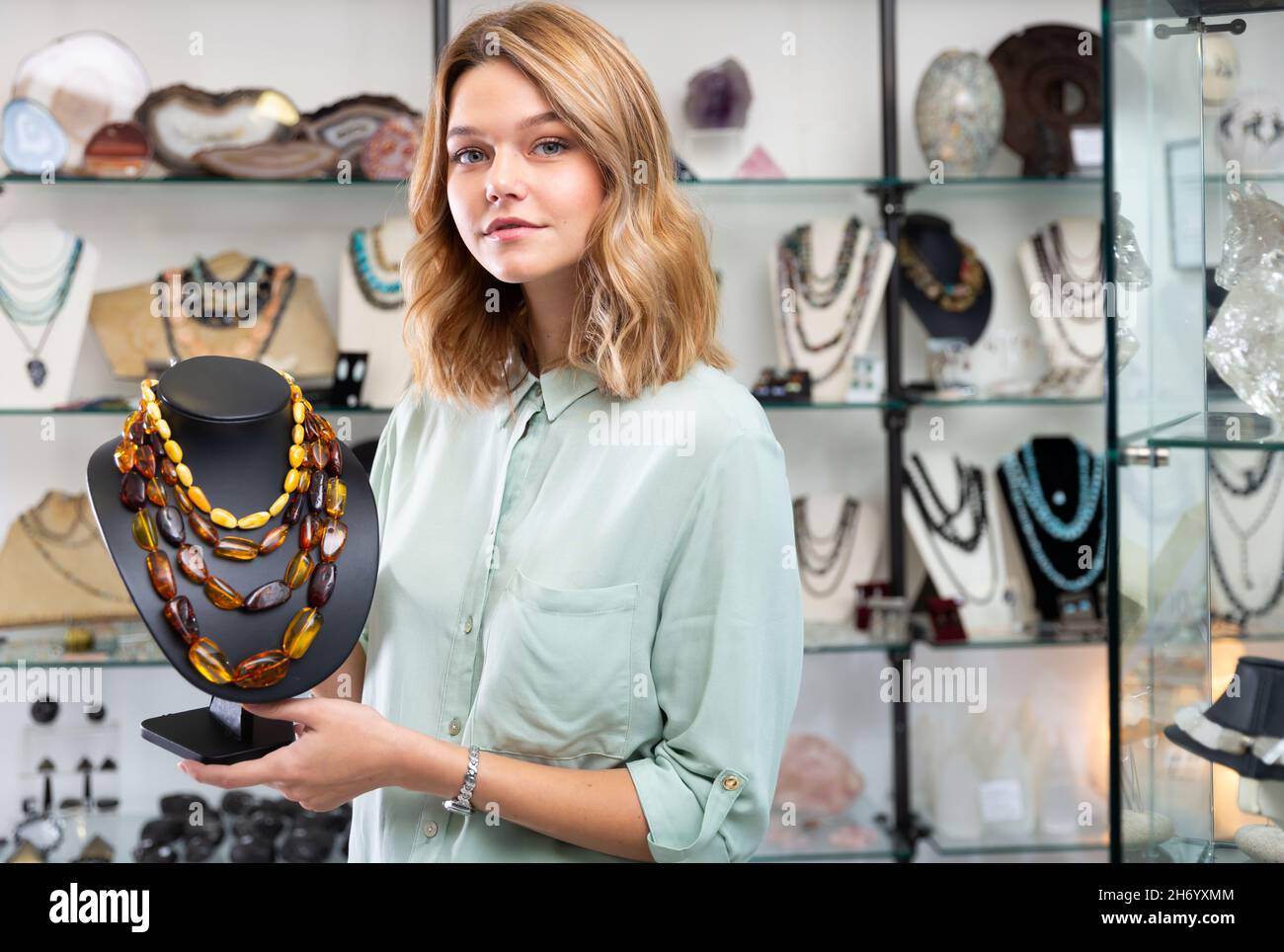 Femme démontrant le collier d'ambre naturel Photo Stock - Alamy
