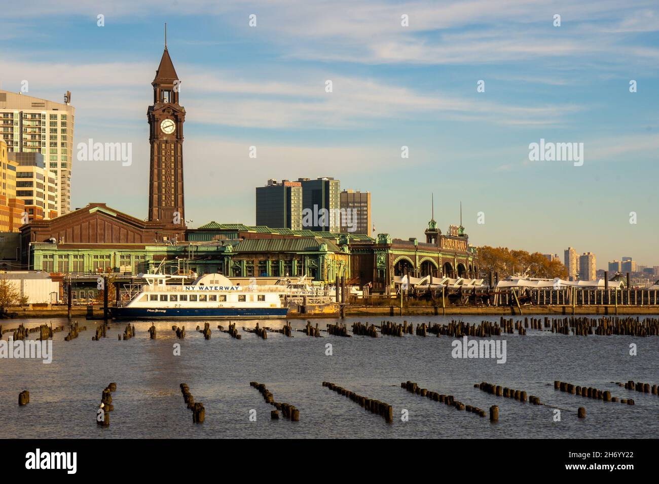 Hoboken, NJ - USA - 14 novembre 2021 : vue horizontale du terminal Hoboken, une station de transport de passagers à Hoboken. Reliant NJ Transit Ra Banque D'Images