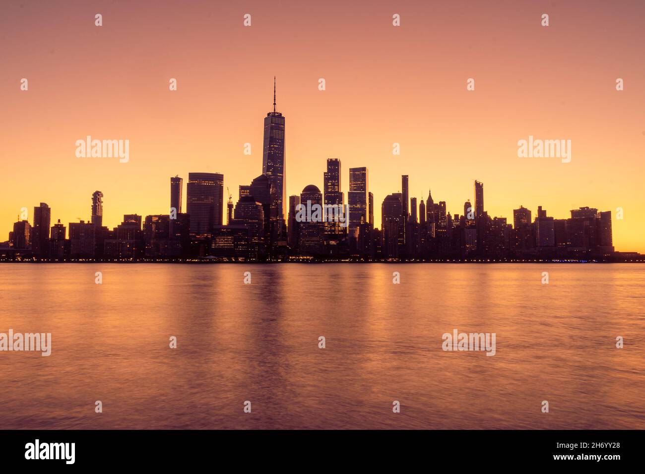 New York, NY - États-Unis - nov14, 2021: Vue horizontale tôt le matin de la ville de New York au lever du soleil, avec des reflets dorés du World Trade C Banque D'Images