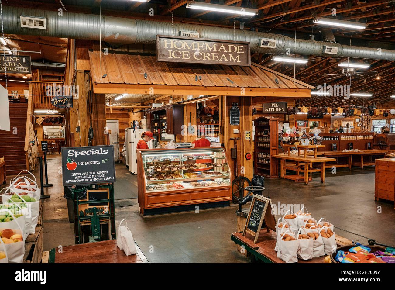 Les employés derrière le comptoir de glace fait maison dans une grande ferme de campagne dans le comté de pomme d'Ellijay, Géorgie, États-Unis. Banque D'Images