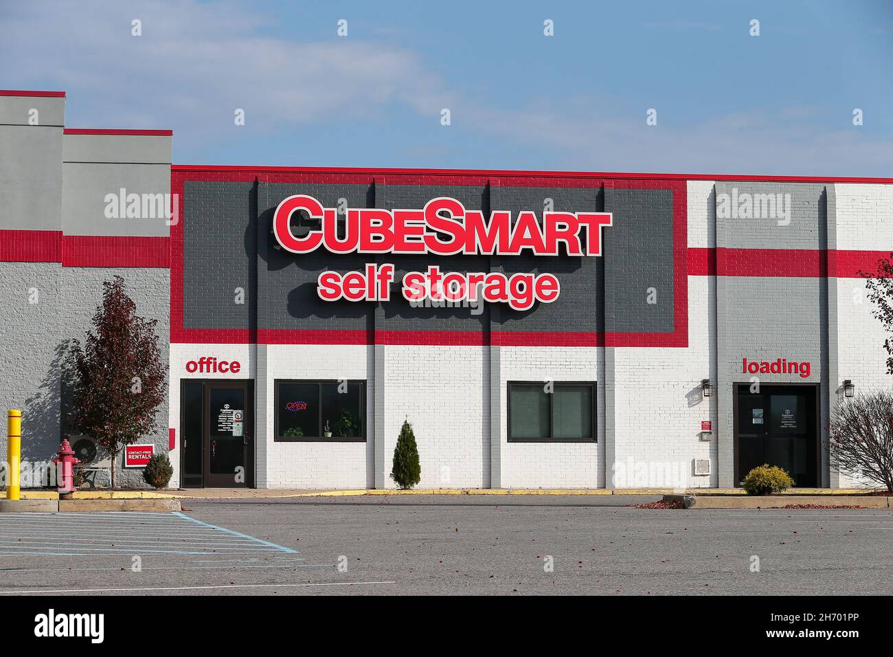 Muncy, États-Unis.18 novembre 2021.Un ancien grand magasin Macy's du Lycoming Mall abrite maintenant CubeSmart Self Storage.Le Lycoming Mall a ouvert ses portes en 1978 avec le grand magasin Hess, Sears et Gee Bee comme ancres.Crédit : SOPA Images Limited/Alamy Live News Banque D'Images