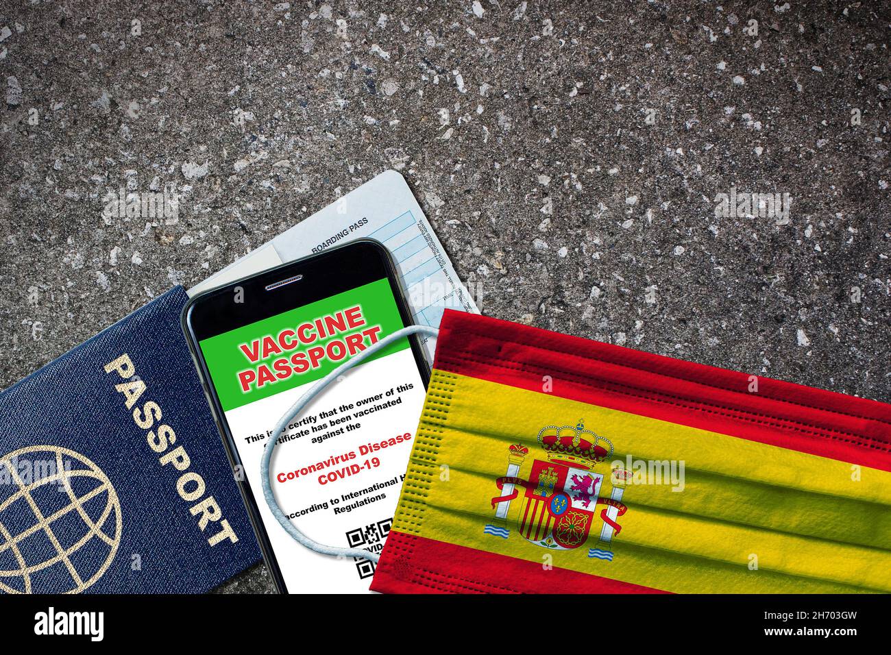 Espagne nouveau voyage normal avec passeport, vaccin numérique sur smartphone, carte d'embarquement et masque avec drapeau espagnol.Concept de passeport de vaccin avec cop Banque D'Images