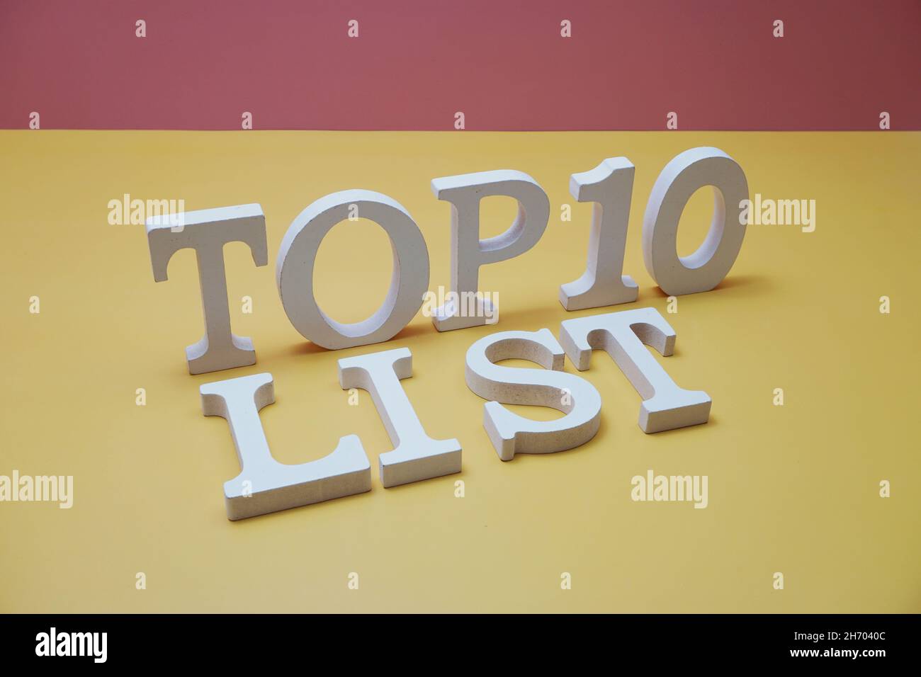 Les 10 premières lettres de l'alphabet apparaissent sur fond jaune Banque D'Images