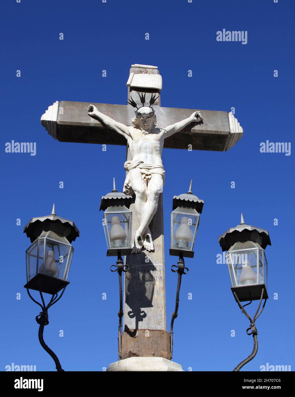 Le Christ de l'expiation et de la Miséricorde, ou le Christ des lanternes, Cristo de los Faroles, un Crucifix à la Plaza de los Capuchinos (1794) par le sculpteur Juan Navarro León.Cordoba Espagne. Banque D'Images