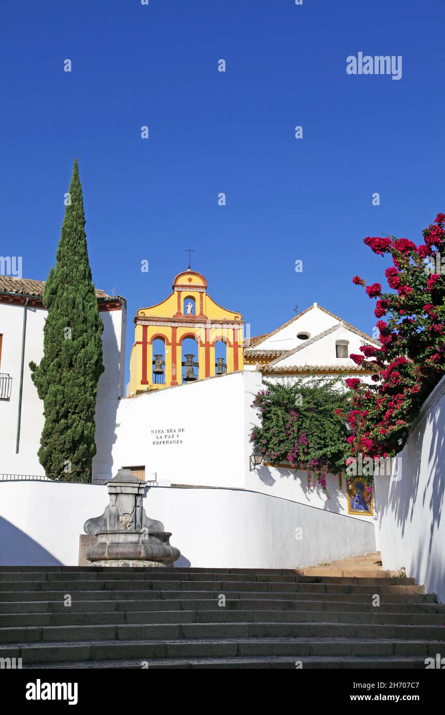 Plaza Nuestra Señora de la Paz y Esperanza à Córdoba Espagne.place à côté du Christ des lanternes, plein de fleurs et de marches qui mènent à la pente de Bailio. Banque D'Images