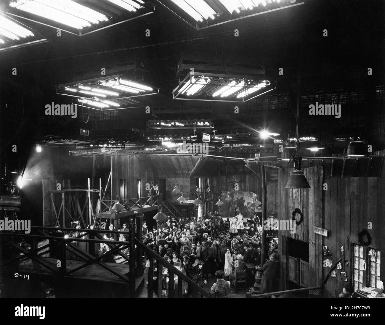 Sur place, avec Camera Crew à gauche, tournage de Klondike Bar Scene for Unknown Silent Movie peut-être EN PLEINE LUMIÈRE : LES AVENTURES de ''BURNING DAYLIGHT';' EN ALASKA 1914 réalisateur / star HOBART BOSWORTH roman JACK LONDON Hobart Bosworth Productions / Paramount Pictures Banque D'Images