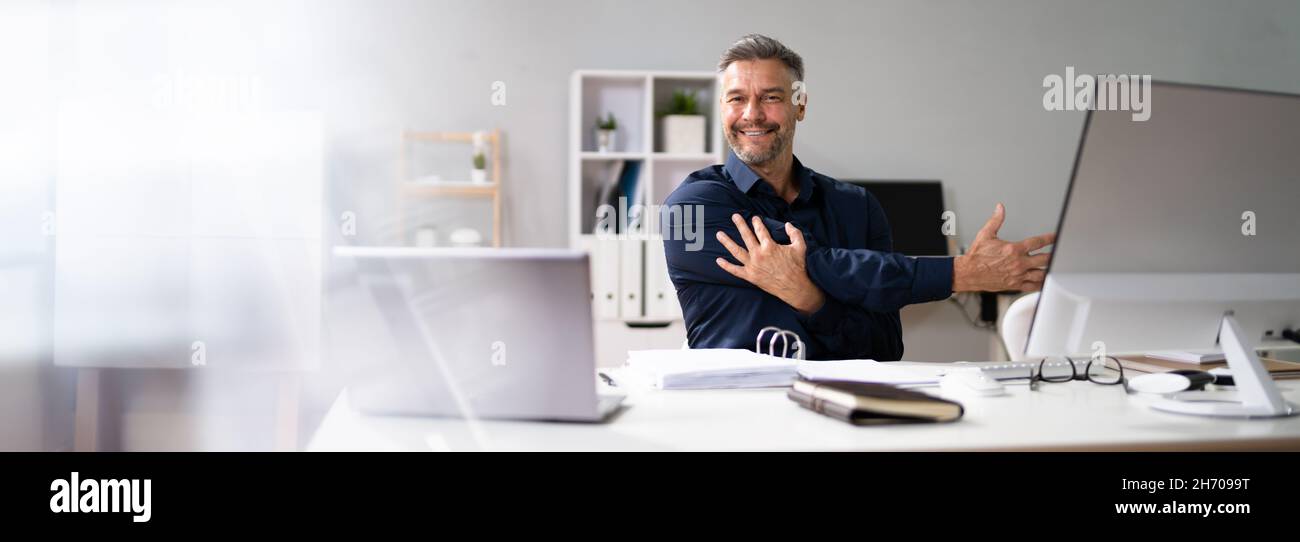 Exercice d'étirement travail à domicile sur un bureau d'ordinateur Banque D'Images