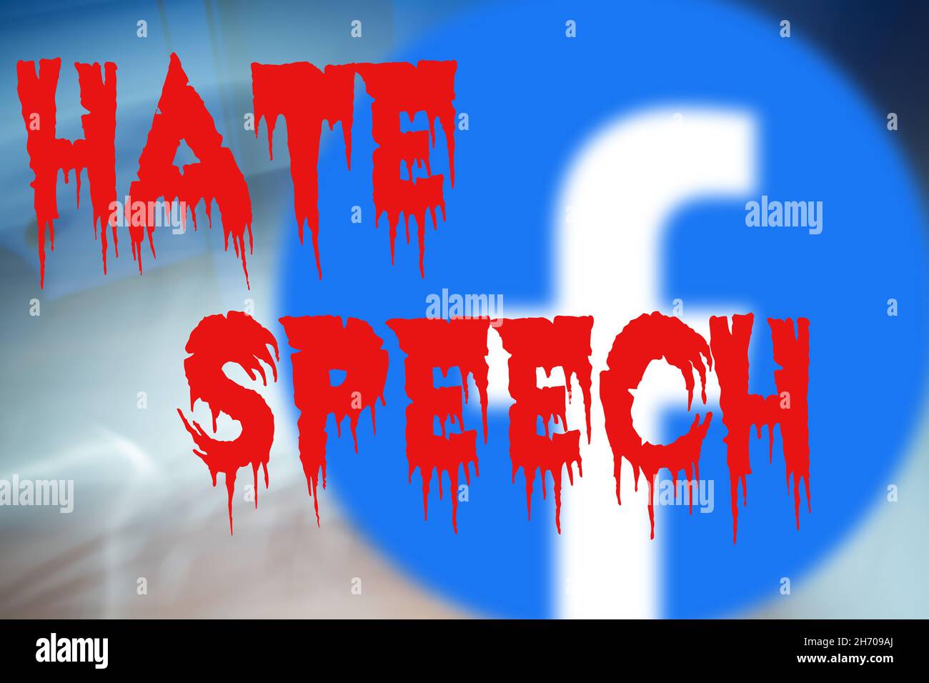 Image symbolique du discours de haine dans les réseaux sociaux : les mots le discours de haine dans un script sanglant, le logo Facebook flou en arrière-plan Banque D'Images