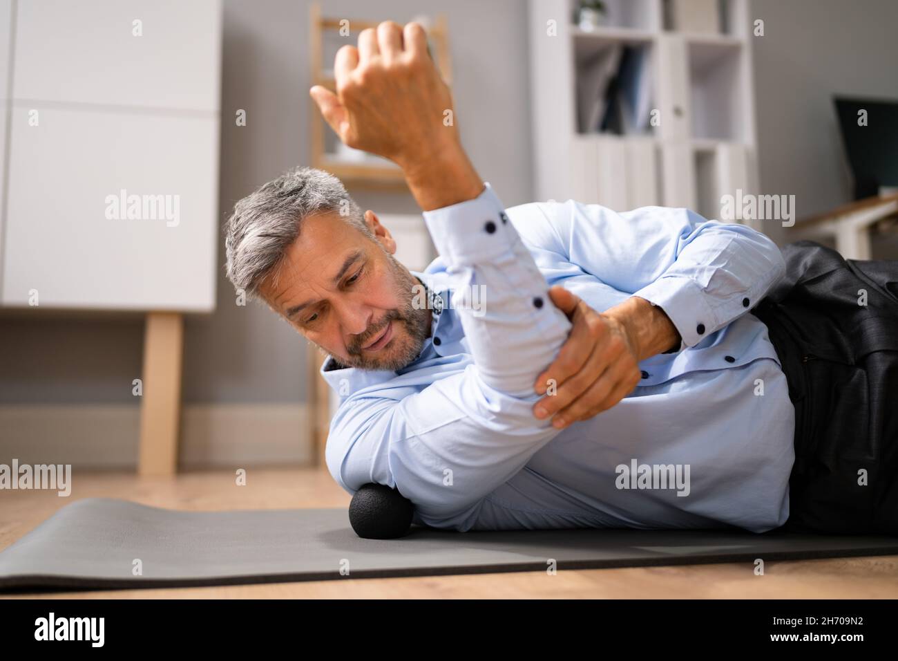 Massage du point de déclenchement arrière à l'aide d'une boule de mousse avec dégagement myofascial Banque D'Images