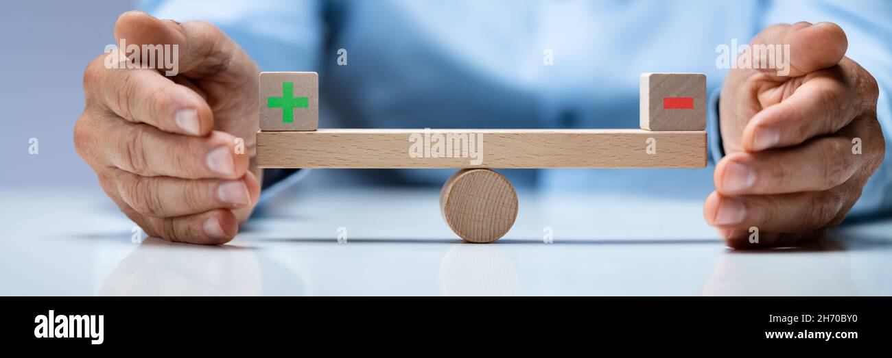 Choix d'entreprise et concept de comparaison d'équilibre.Symboles plus moins Banque D'Images