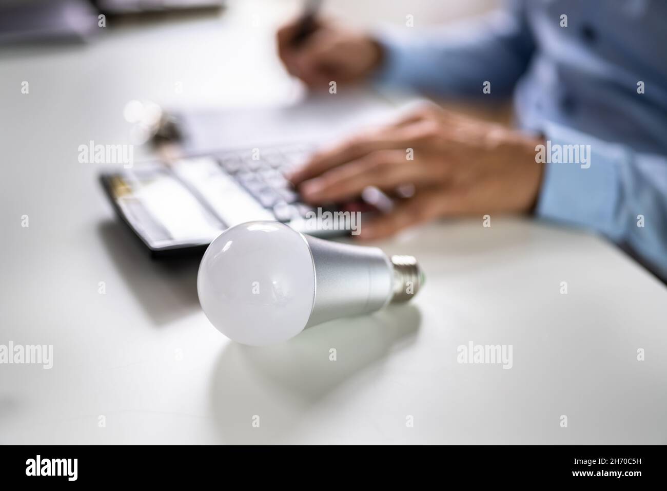 Calculateur de financement des ampoules et économies d'argent Banque D'Images