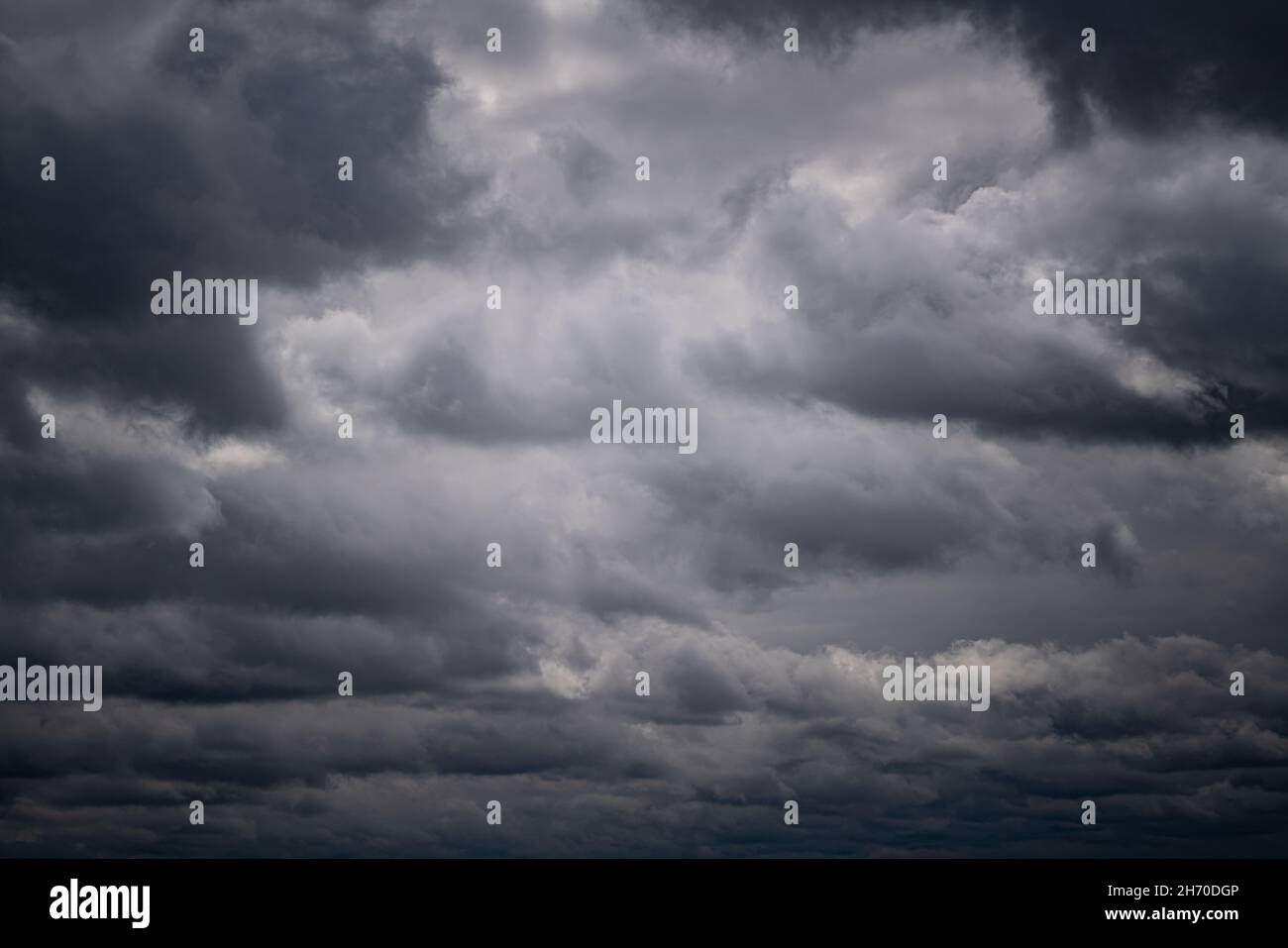 Nuages de tempête gris sombre et inquiétant.Ciel spectaculaire.Ciel gris orageux. Banque D'Images