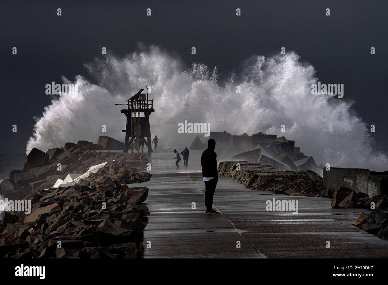 Vagues se brisant sur le brise-lames de Nobbys Head.Newcastle, Nouvelle-Galles du Sud, Australie Banque D'Images