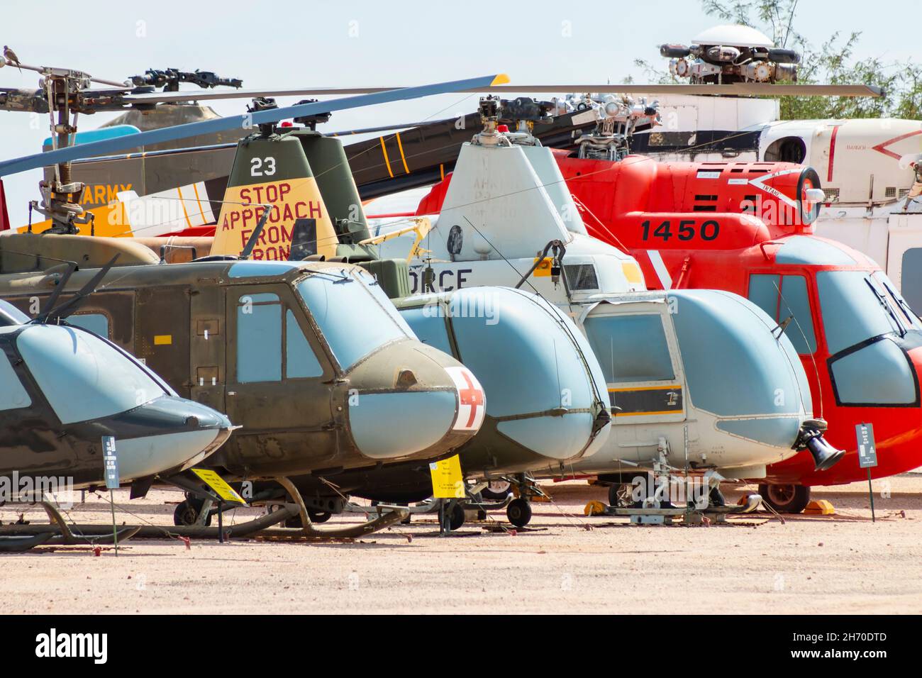 Rangée d'hélicoptères militaires Bell et Sikorsky désaffectés au musée Pima Air & Space Banque D'Images