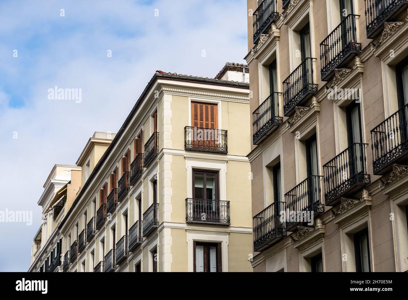 Vieux bâtiment résidentiel contre le ciel.Quartier de Malasana à Madrid.Immobilier et concepts d'architecture. Banque D'Images