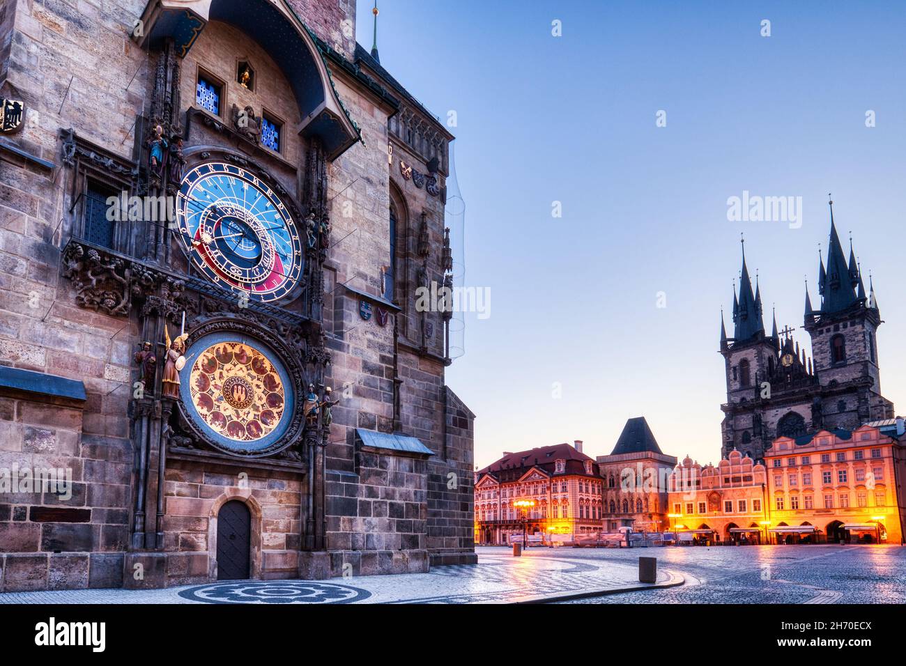 Tour de l'horloge de Prague sur la place de la Vieille ville à Sunrise, République Tchèque Banque D'Images