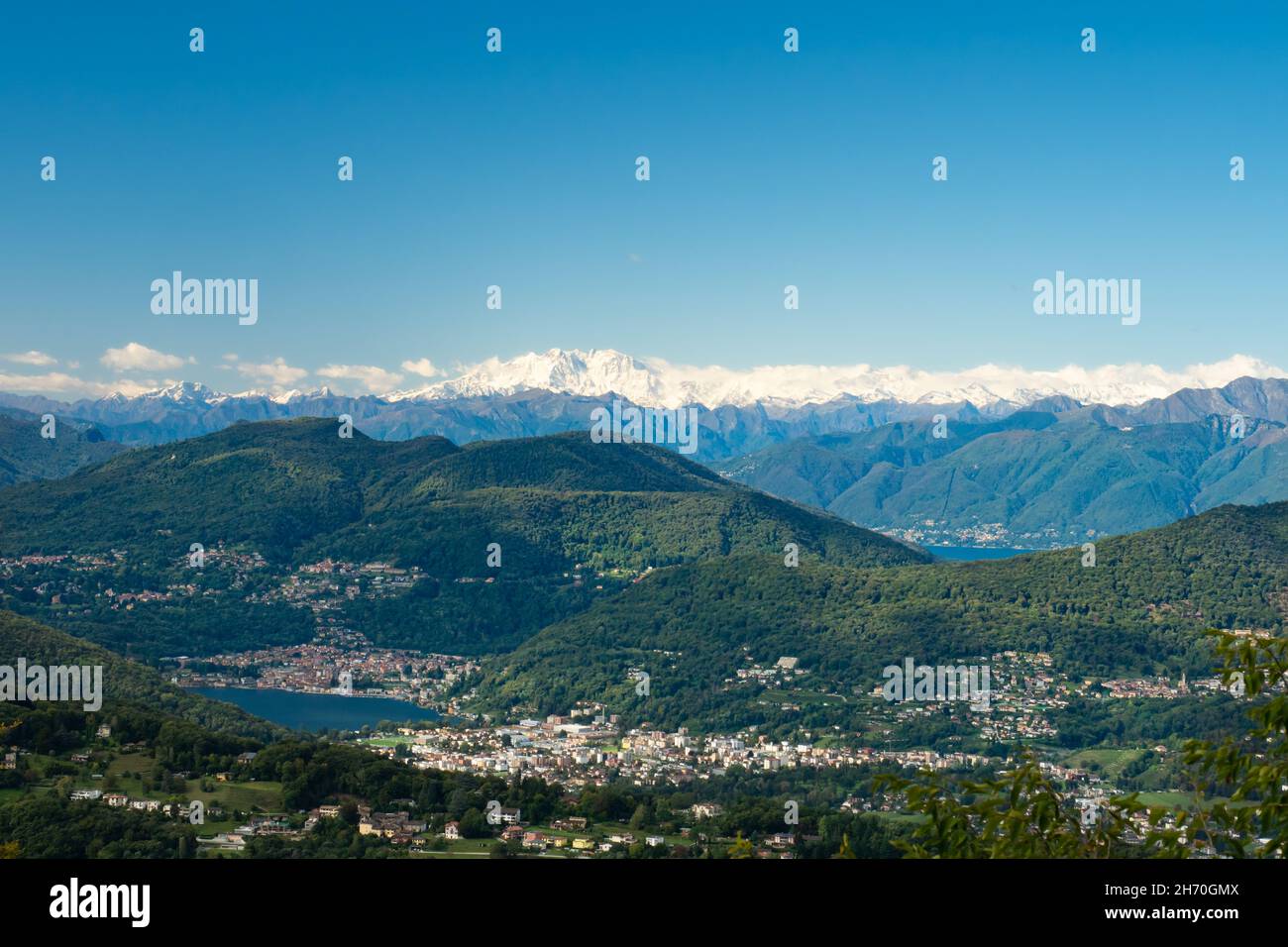 Lugano, Suisse - 6 octobre 2021: Vue de Monte San Salvatore vers l'impressionnant massif de Monte Rosa. Banque D'Images