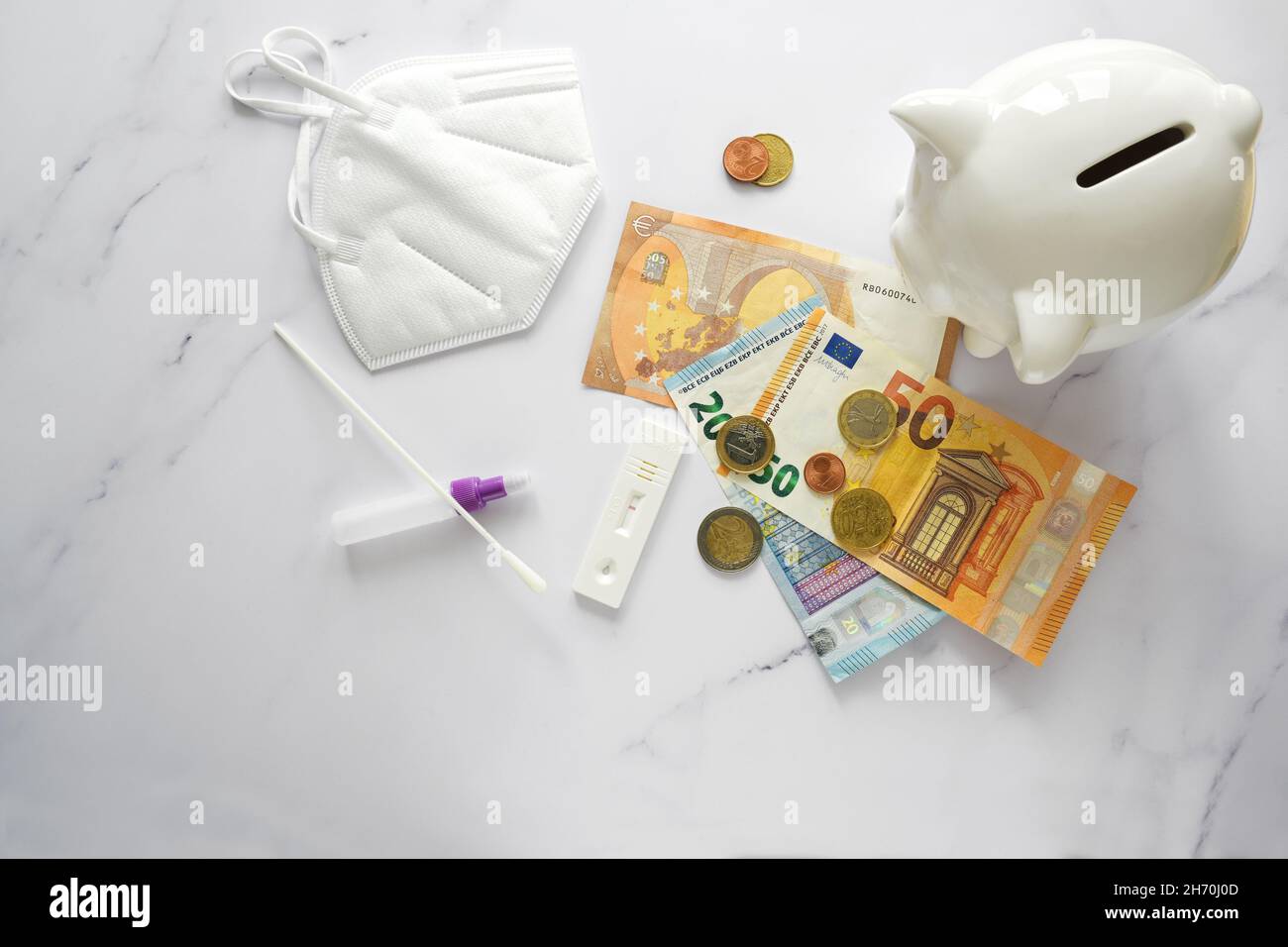 Test rapide Covid-19, banque de porc et un peu d'argent, les personnes non vaccinées en Allemagne ont besoin d'un test pour participer à la vie publique et doivent payer pour cela, healt Banque D'Images Test rapide Covid-19, banque de porc et un peu d'argent, les personnes non vaccinées en Allemagne ont besoin d'un test pour participer à la vie publique et doivent payer pour cela, healt Banque D'Images