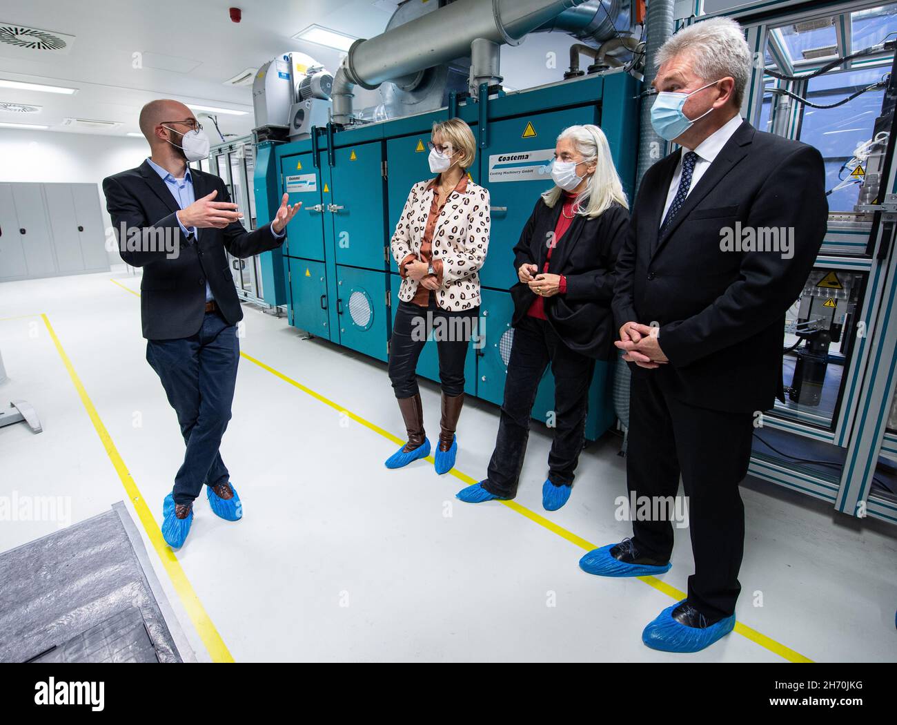 19 novembre 2021, Rhénanie-du-Nord-Westphalie, Münster : Markus Börner (l-r) du Centre de recherche sur les batteries rencontre Anja Karliczek (CDU), Ministre fédérale de l'éducation et de la recherche, Isabel Pfeiffer-Poensgen (aucune affiliation), Ministre de la Culture et des Sciences de la Rhénanie-du Nord-Westphalie,Et Andreas Pinkwart (FDP), ministre de l'économie de la Rhénanie-du-Nord-Westphalie, au Fraunhofer Research Fabrication Battery Cell FFB Münster.Le concept de la fabrication de cellules de batterie (FFB) prévoit une combinaison de recherche en laboratoire et en production pour différents formats de cellules de batterie.Le F Banque D'Images