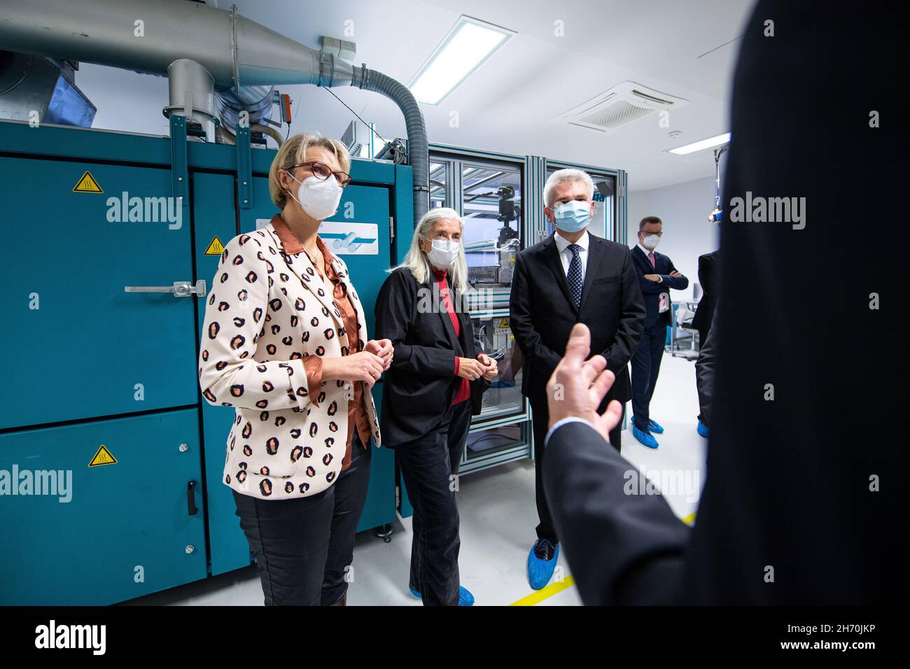 19 novembre 2021, Rhénanie-du-Nord-Westphalie, Münster : Anja Karliczek (CDU, l-r), ministre fédérale de l'éducation et de la recherche, Isabel Pfeiffer-Poensgen (non-parti), ministre de la culture et des sciences de la Rhénanie-du-Nord-Westphalie, et Andreas Pinkwart (FDP), ministre de l'économie de la Rhénanie-du-du-Nord-Westphalie, se trouvent dans la cellule Fraunhofer de Münster.Le concept de cellule de batterie de fabrication de recherche (FFB) prévoit une combinaison de recherche en laboratoire et en production pour différents formats de cellule de batterie.Les employés de la FFB font des recherches sur les différentes étapes du processus ou sur l'ensemble du produ Banque D'Images