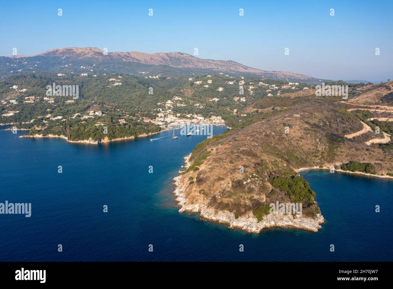 Vue aérienne d'Agios Stefanos - un village de pêcheurs en bord de mer, et destination touristique populaire, sur la côte nord-est de Corfou, îles Ioniennes, Grèce Banque D'Images