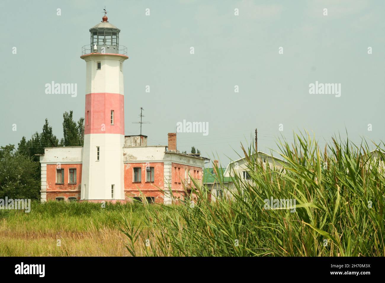 Phare blanc - rose.Paysage avec phare pour affiche, calendrier, carte multicolore, bannière, couverture,en-tête du site web.Photo de haute qualité Banque D'Images