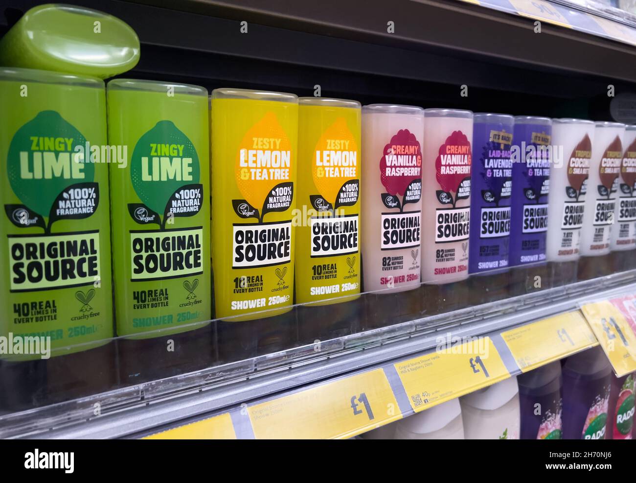 Londres Royaume-Uni - 13 novembre 2021 - rangée de bouteilles de gel douche originales Source cruth sur une étagère de supermarché Banque D'Images