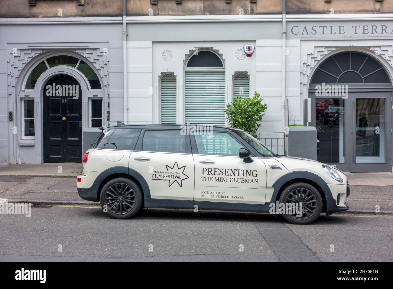 2017 Mini Clubman Edinburgh International film Festival Vehicle Partnership with Scotland Mini garés à Castle Terrace Edimbourg Ecosse Banque D'Images