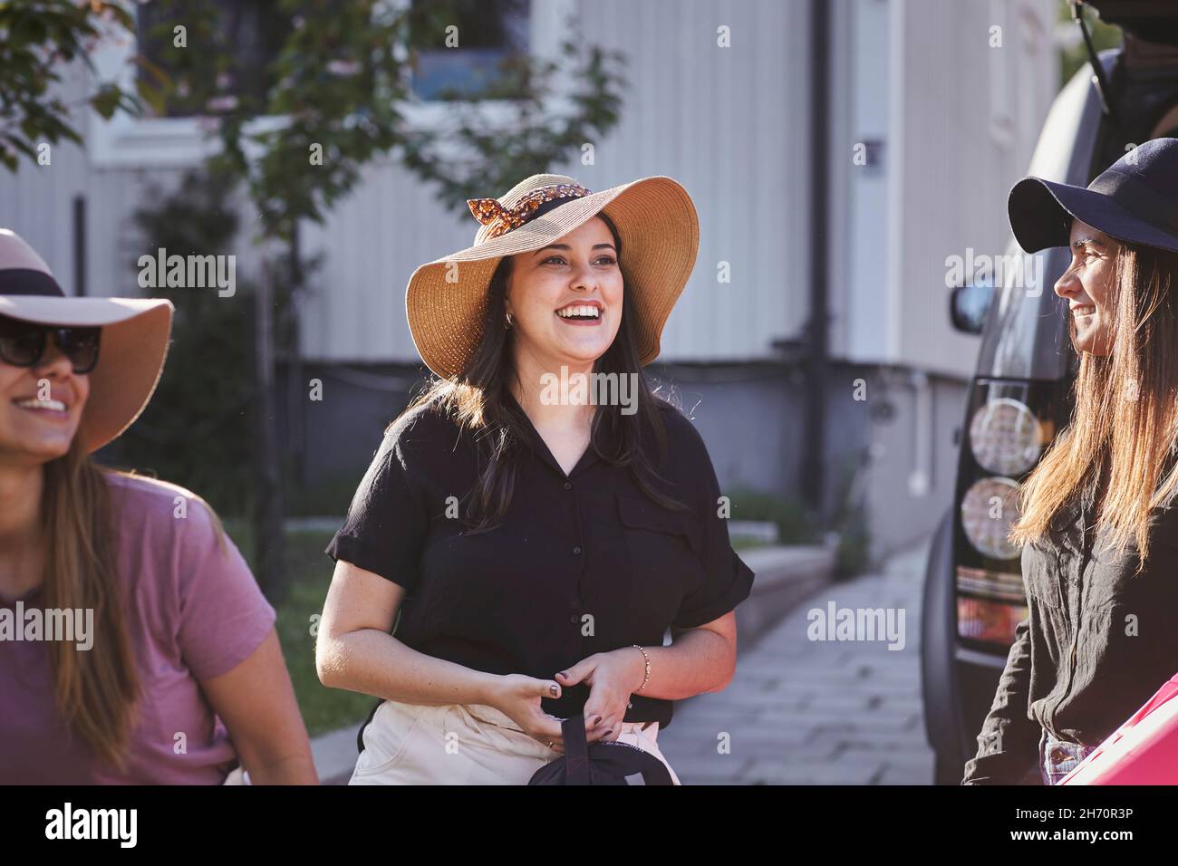 Des amies joyeuses debout ensemble Banque D'Images