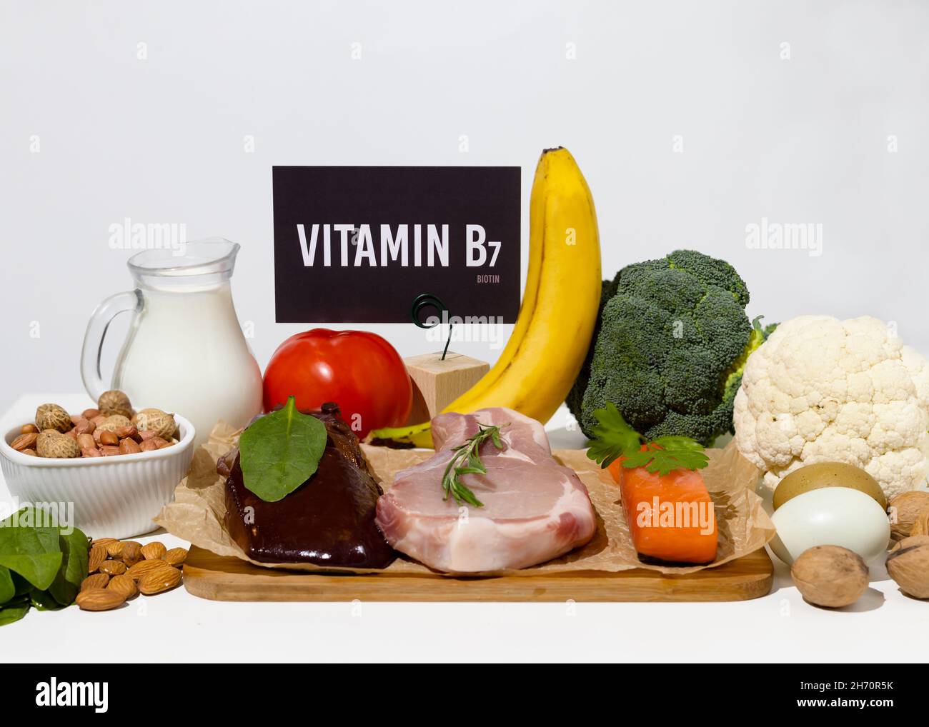 Un ensemble de produits naturels riches en vitamine B7 biotine.Concept d'alimentation saine.Panneau en carton avec inscription. Banque D'Images
