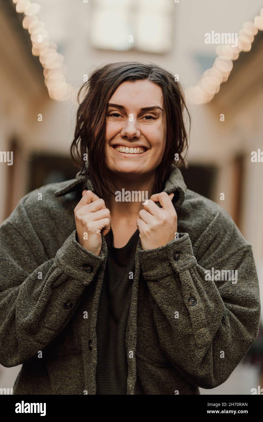 Happy woman looking at camera Banque D'Images