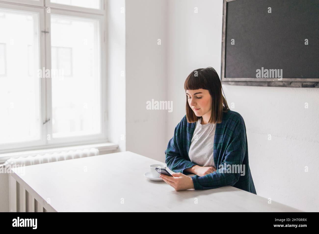 Young woman using smart phone Banque D'Images