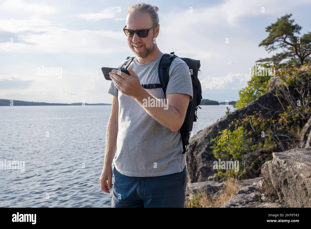 Homme utilisant un téléphone cellulaire en mer Banque D'Images